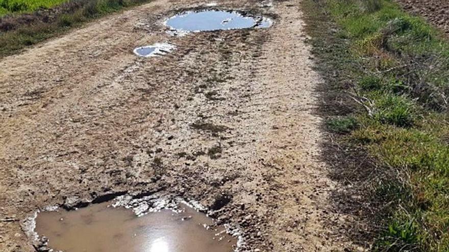 Socavones que existen en distintos tramos de estos caminos. | E. P.