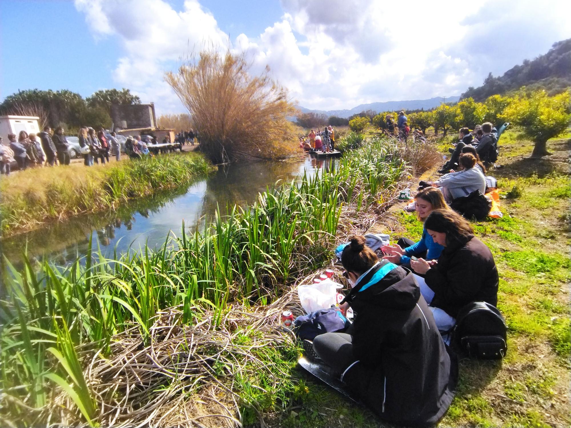 Expectación en las márgenes del río