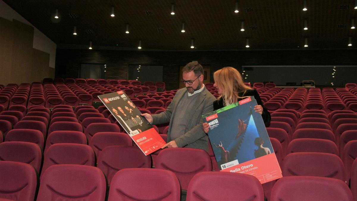 El alcalde, Diego José Mateos, y la edil de Cultura, María Ángeles Mazuecos, con los carteles con la programación del Auditorio Margarita Lozano, este viernes.