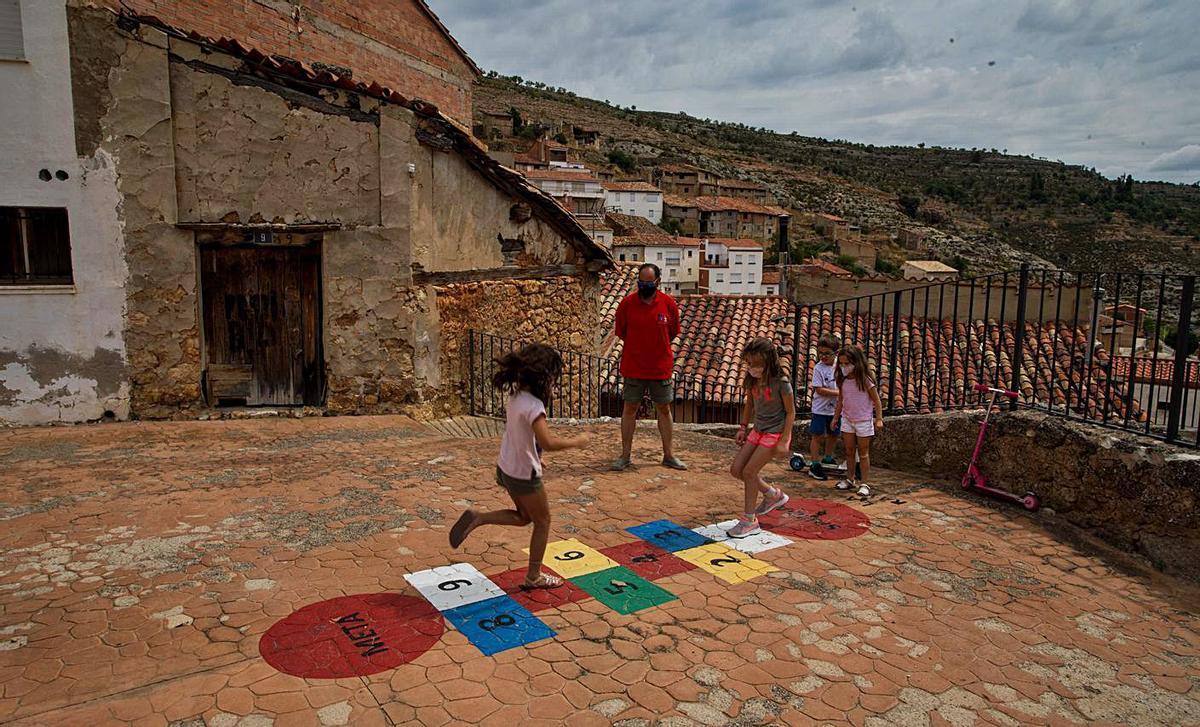 Niños y niñas menores de 12 años juegan en Vallanca, en una imagen de archivo. | FERNANDO BUSTAMANTE