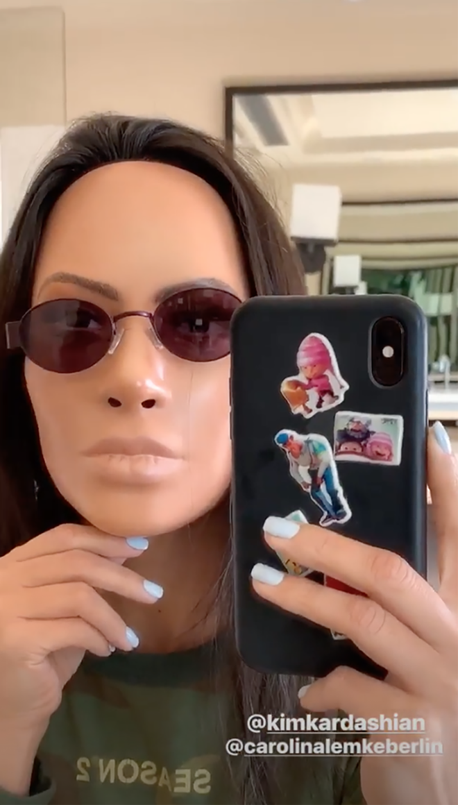Kourtney Kardashian se prueba las gafas de Kim Kardashian