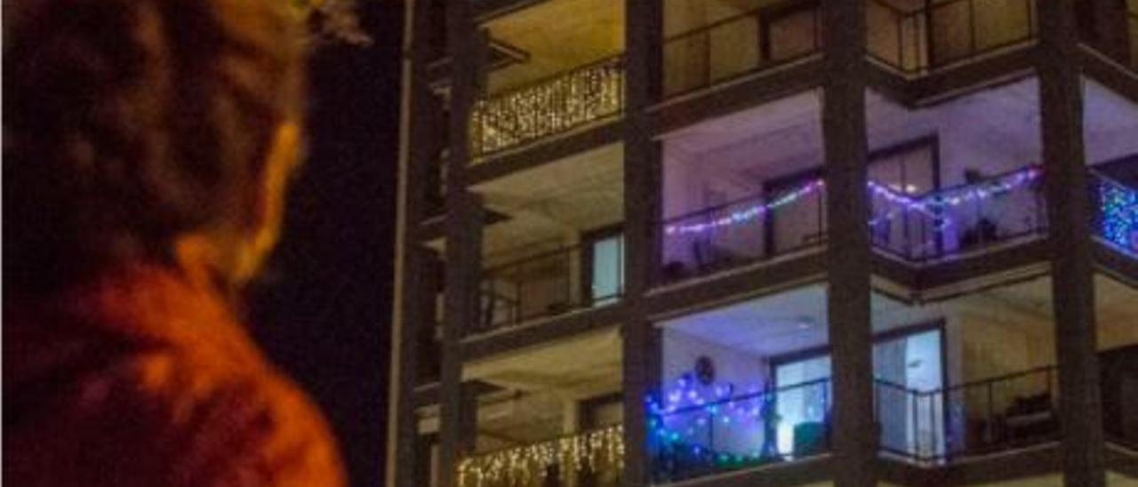 Balcones engalanados por Navidad en diferentes edificios de la ciudad de Alicante, tras la proliferación de iluminación durante  los dos últimos años.