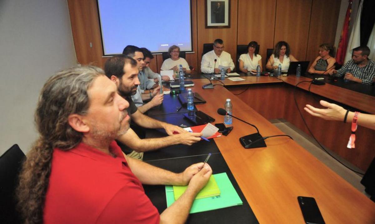 Oubiña, en primer término, en un pleno de Ribadumia.   | // I.ABELLA