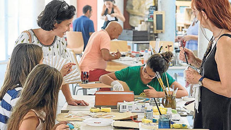 Los artesanos del centro de sa Pedrera muestran su trabajo todos los viernes en los talleres.