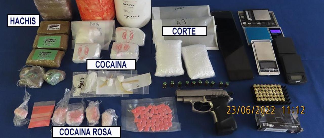 Las drogas y materiales incautados en la operación conjunta de la Policía Nacional y Local de Pontevedra