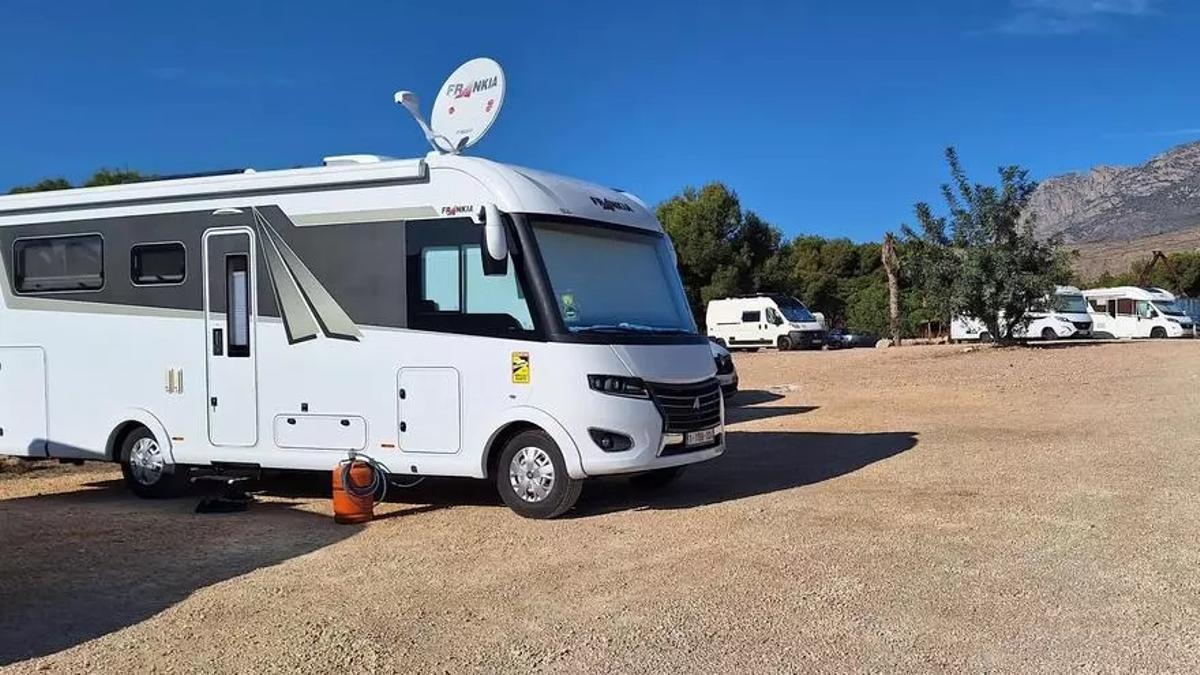 Autocaravanas en un parking de Benidorm en una imagen de archivo.