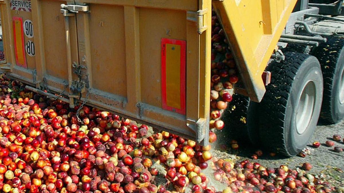 Fruta derramada en Francia en protesta por las importaciones.