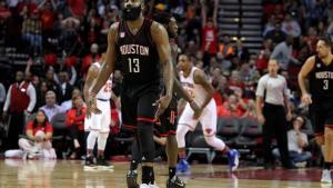 Harden celebra uno de sus triples en el partido ante los Knicks