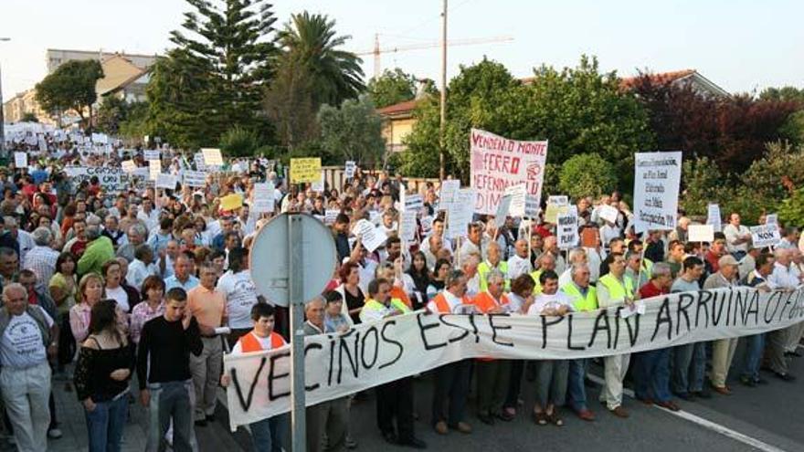 Tres mil personas protestaron en 2006 contra el PXOM.