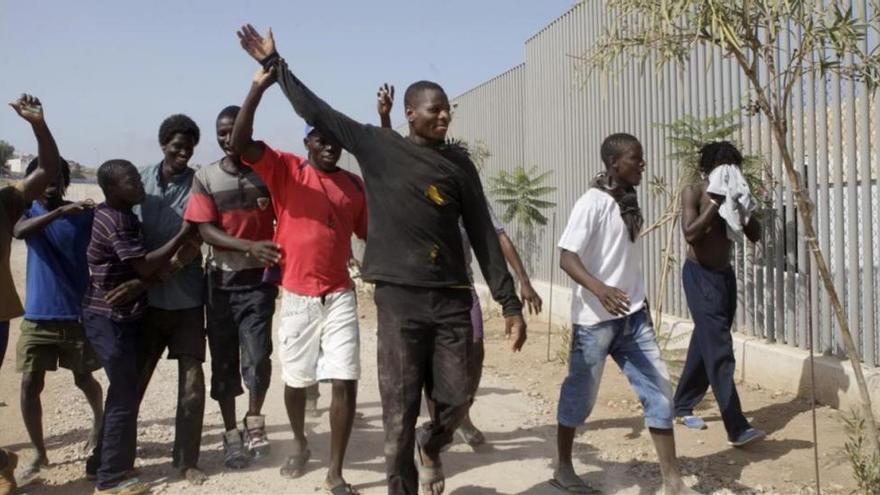 Más de 100 inmigrantes entran en Melilla tras un salto masivo y coordinado de la valla