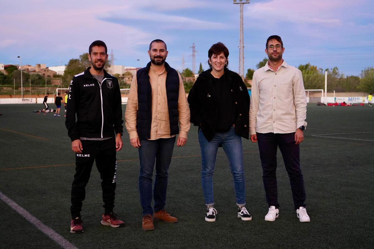 El alcalde y la concejala de Deportes, entre otros, en el campo de fútbol.