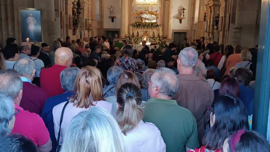 Música y fe desbordan un santuario brionés de Santa Minia que se blinda a la sumisión química