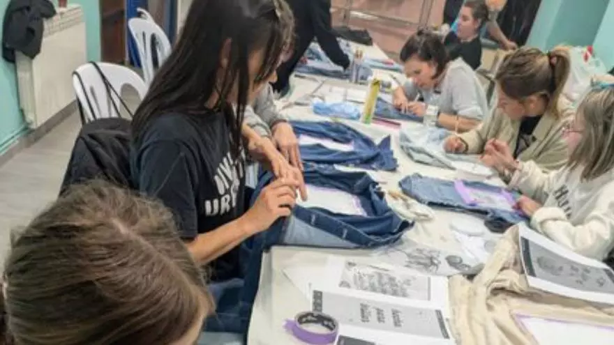 El grupo La Troba ameniza el Día Internacional de la Mujer en el pabellón