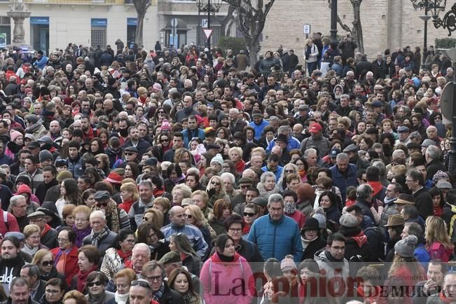 Los romeros acompañan a la Santa pese al frío.