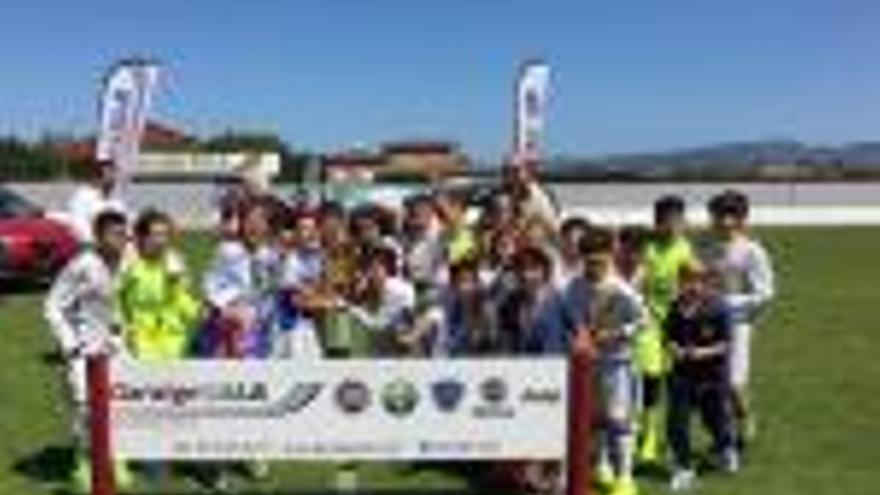 Els jugadors del Reial Madrid celebrant la victòria al torneig Vila de Peralada.