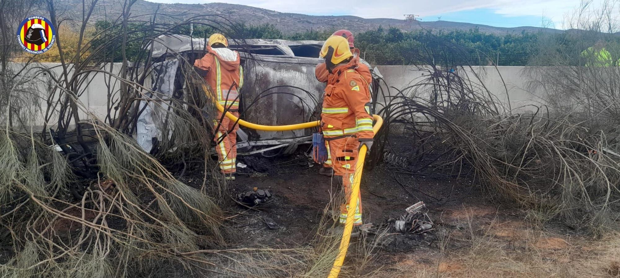 Un conductor fallece tras salirse de la vida e impactar contra la medianera en Vallada