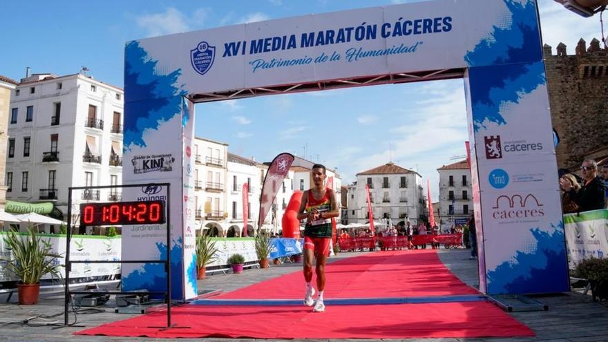 Houssame Benabbou llega a la meta de la media maratón de Cáceres.