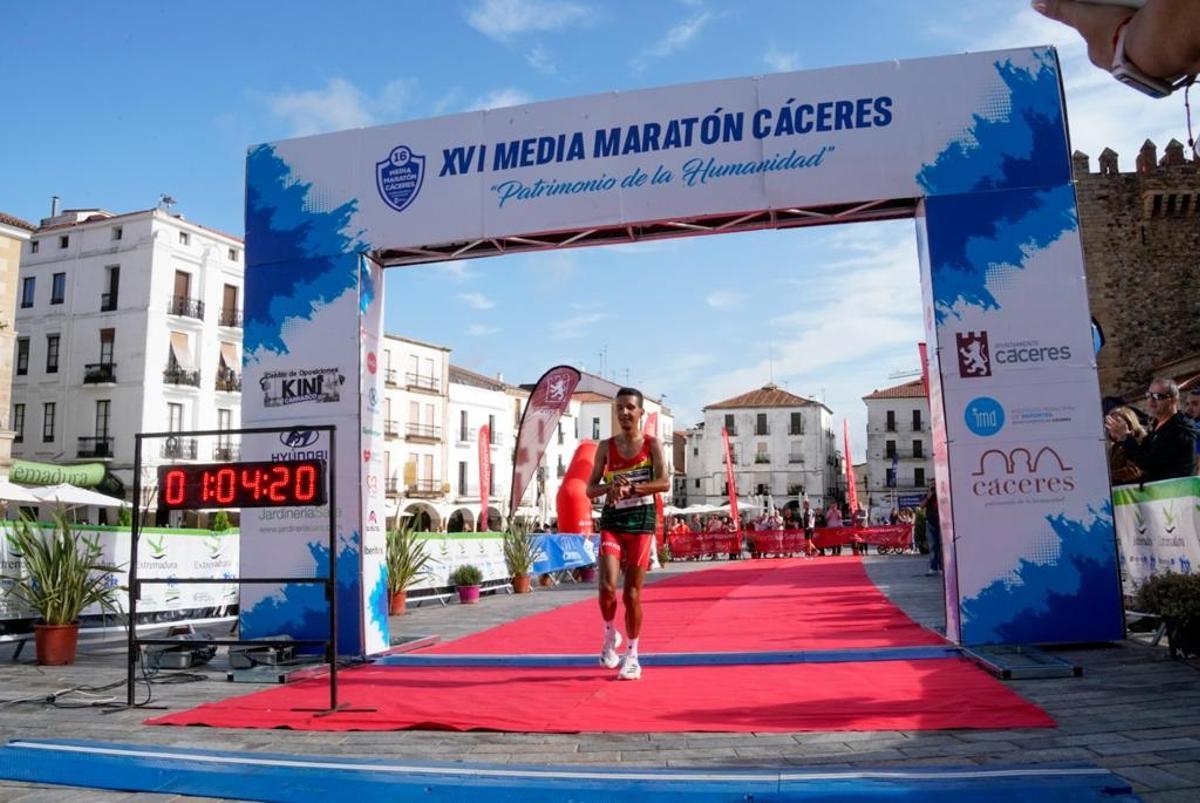 Houssame Benabbou llega a la meta de la media maratón de Cáceres.