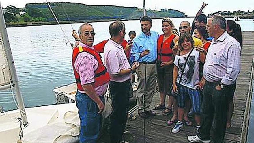 Los participantes en la jornada junto al alcalde de Navia, Ignacio García Palacios.