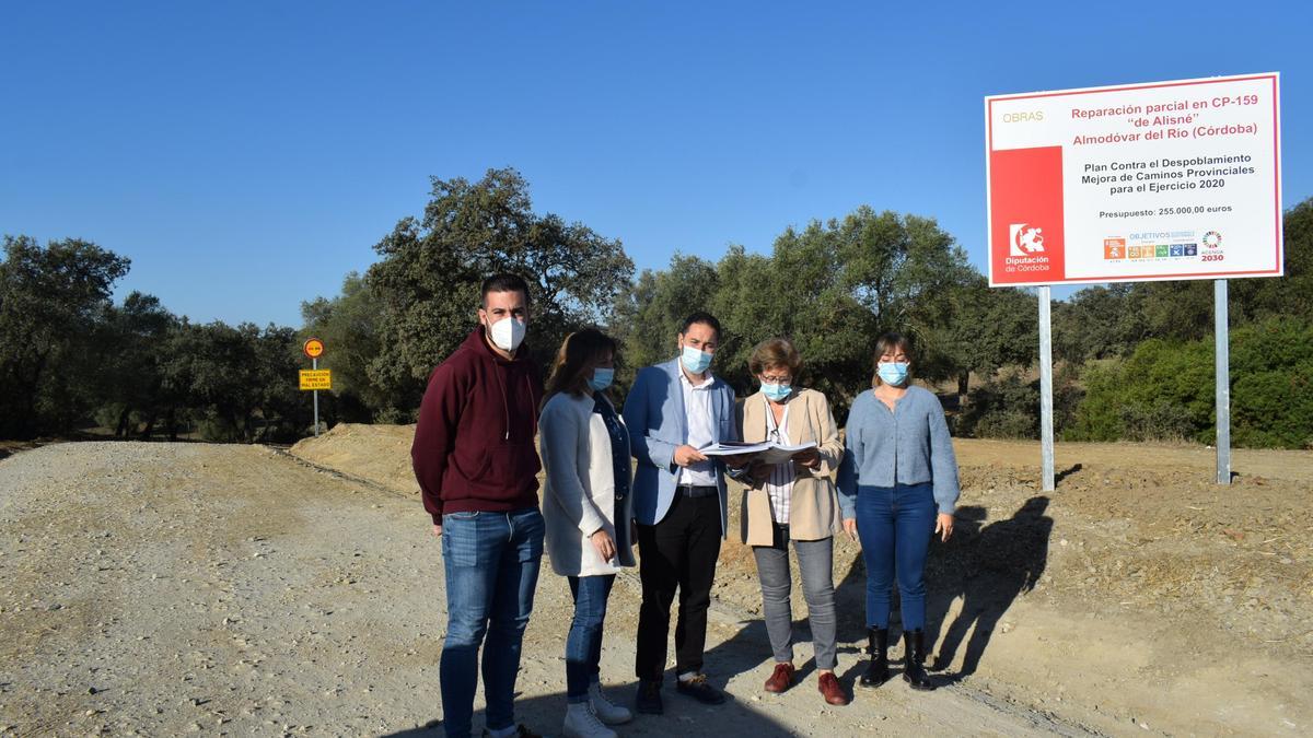 Las autoridades, durante su visita a las obras.