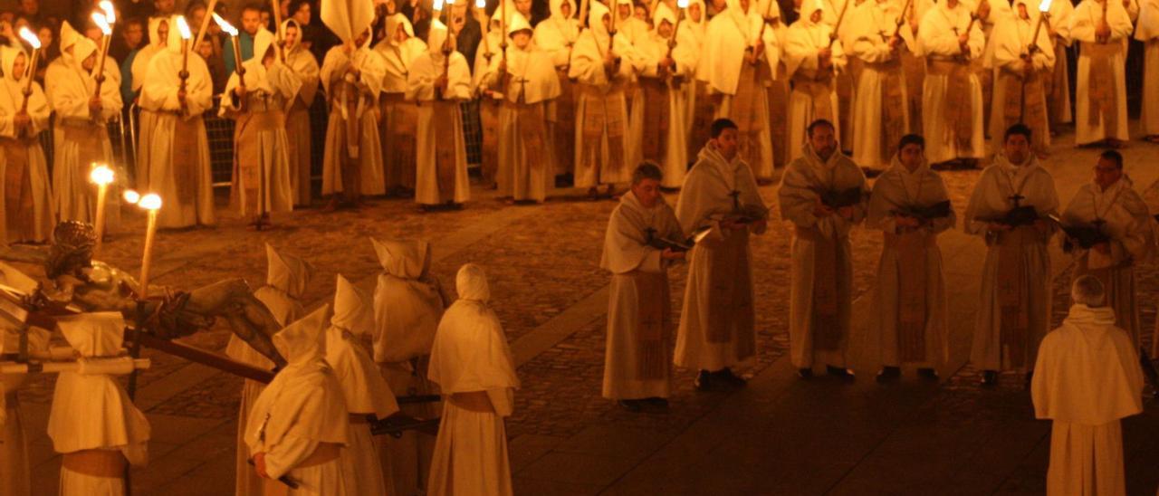 La Hermandad del Santísimo Cristo de la Buena Muerte durante el acto central en la plaza de Santa Lucía.