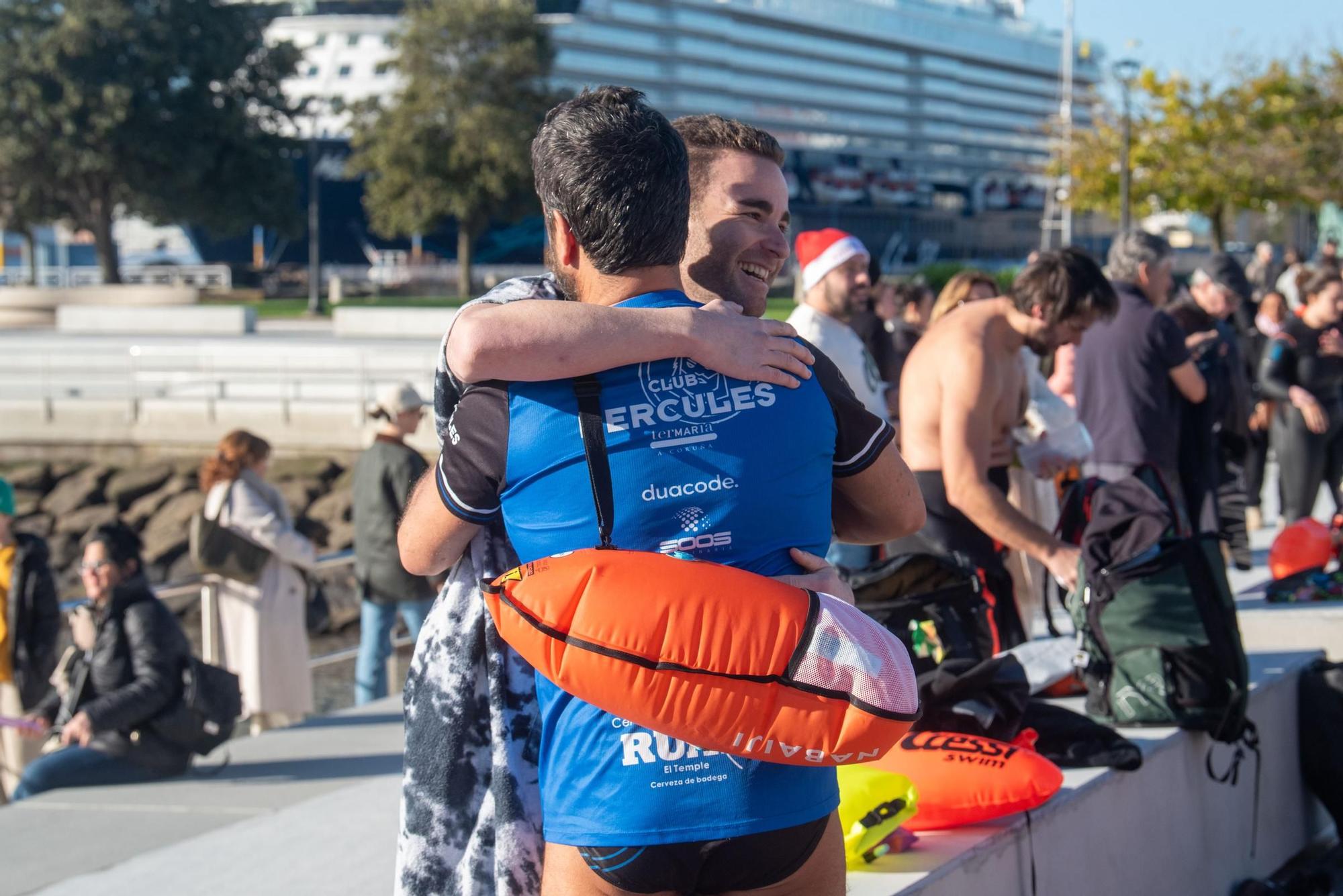 A Coruña desafía al frío y al mar para visibilizar la ELA