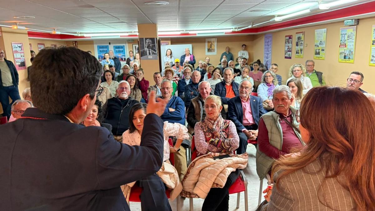 El precandidato a la Secretaria General del PSOE de Extremadura Ramón Díaz Farias se dirige a un grupo de militantes socialistas en la sede local del partido en Badajoz.