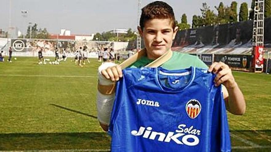 Soldado regaló a Joan una de sus camisetas y un par de sus botas.