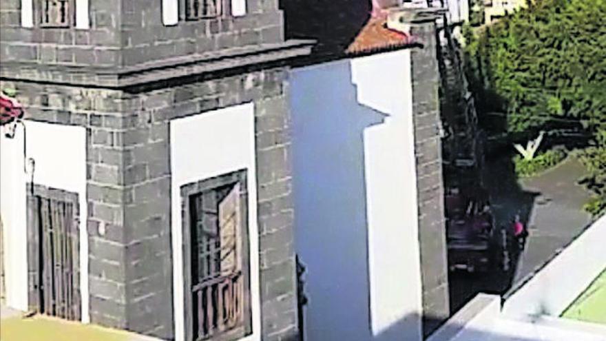 Bomberos Voluntarios Valle de Güímar hizo sonar el bucio en honor a los fallecidos por el Covid-19 desde lo alto de la torre de la Iglesia de San Pedro.