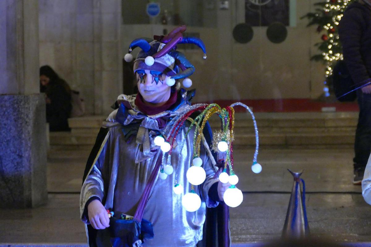 EN IMATGES | En Fumera i la Nadalina fascinen desenes d'infants en la seva cercavila per Figueres