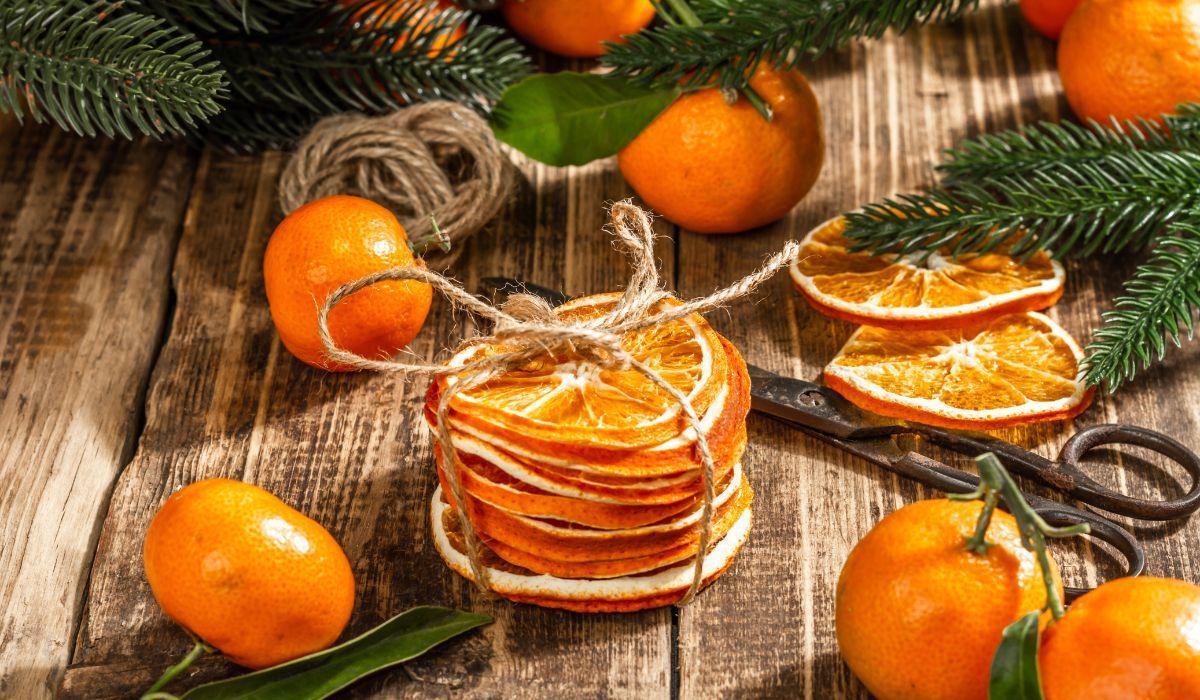 Los cítricos forman parte de la tradición navideña europea y del relato que sitúa a Papá Noel lejos del frío.