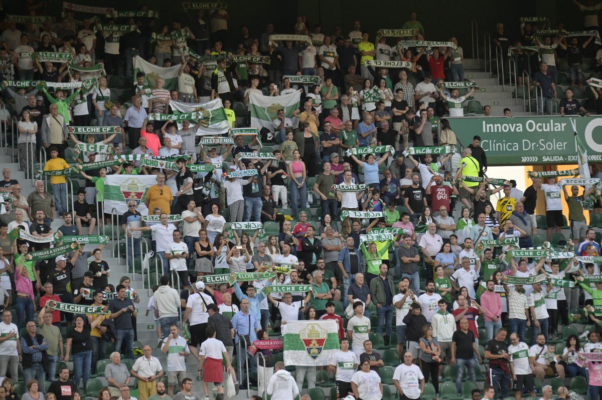 Aficionados del Elche en el último partido de la liga pasada ante el Cádiz