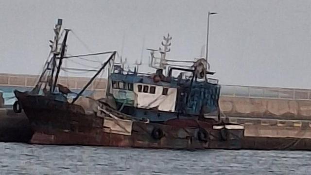 Imagen del barco marroquí A Ali-03, atracado en el muelle de Gran Tarajal. |