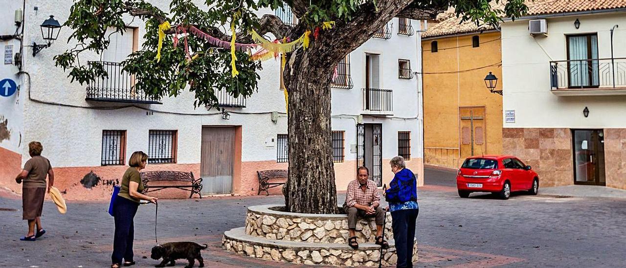 Vecinos de Confrides, según su alcalde «una residencia de puertas abiertas», antes del covid. |