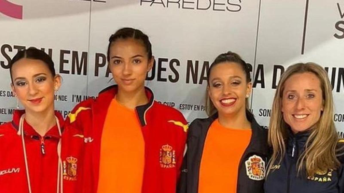 Las 3 patinadoras junto a la entrenadora Ayelén Morales