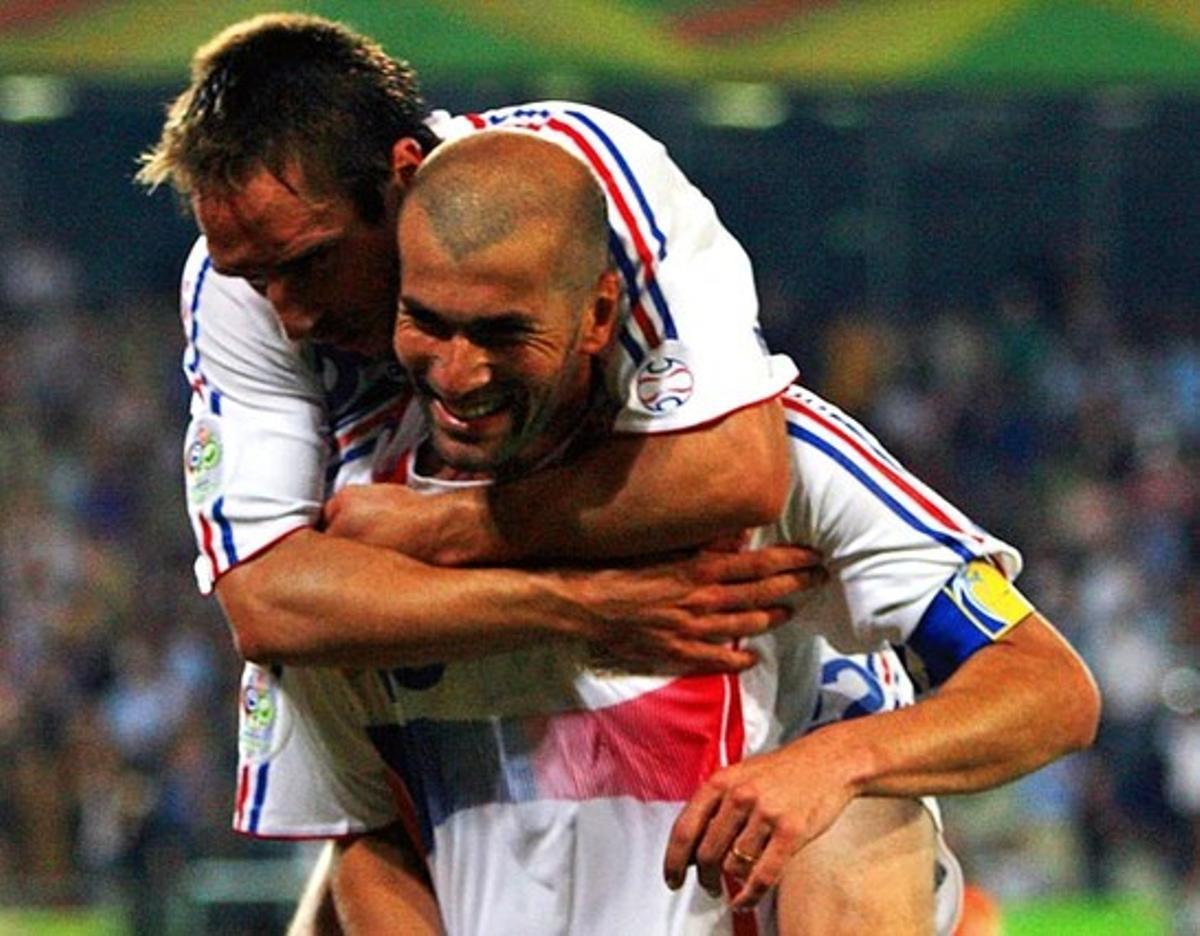 Zidane festeja con Ribéry el tercer gol de Francia en la victoria por 3-1 que eliminó España en los octavos en el 2006.