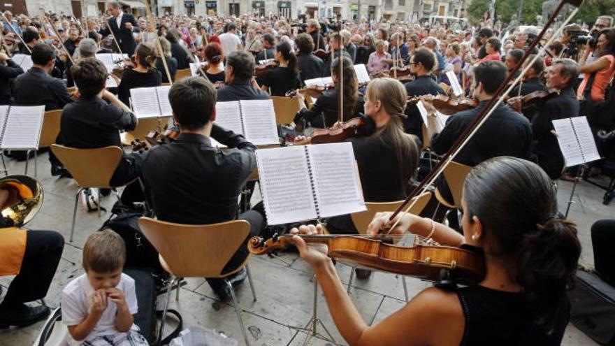 Alrededor de un centenar de músicos valencianos durante un concierto en la Plaza de la Virgen.