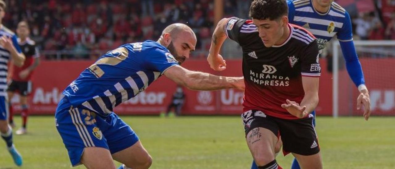 Camello intenta marcharse de un rival en el partido del Mirandés ante la Ponferradina.