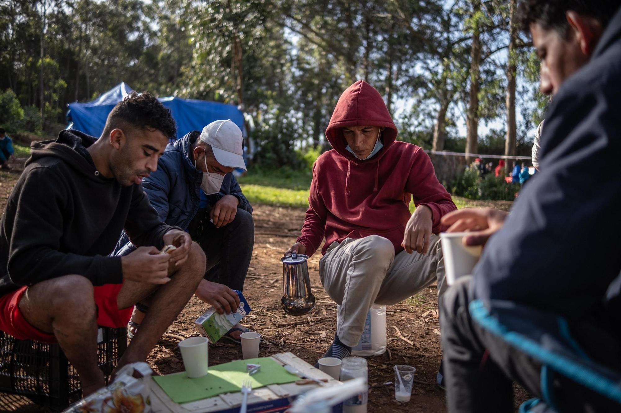 Visita de la eurodiputada Sira Rego al campamento de Las Raíces.