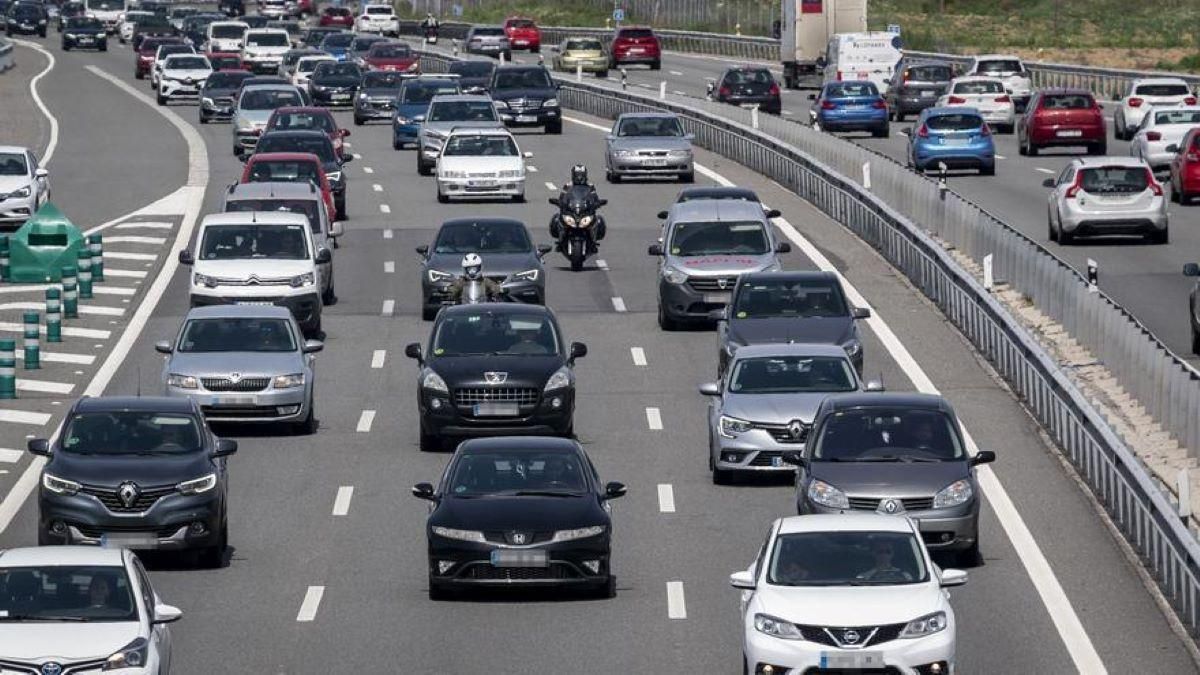 Imagen de archivo de tráfico en las carreteras.