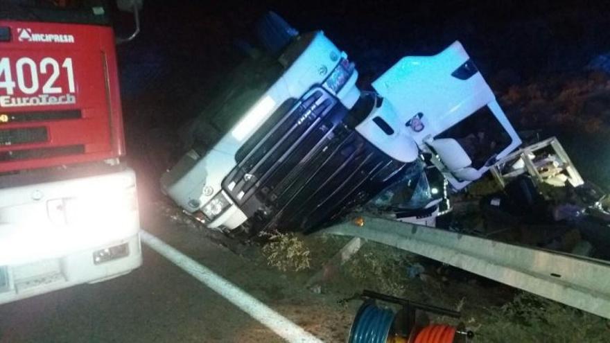 Fallece un camionero de 29 años al salirse de la vía en Mequinenza