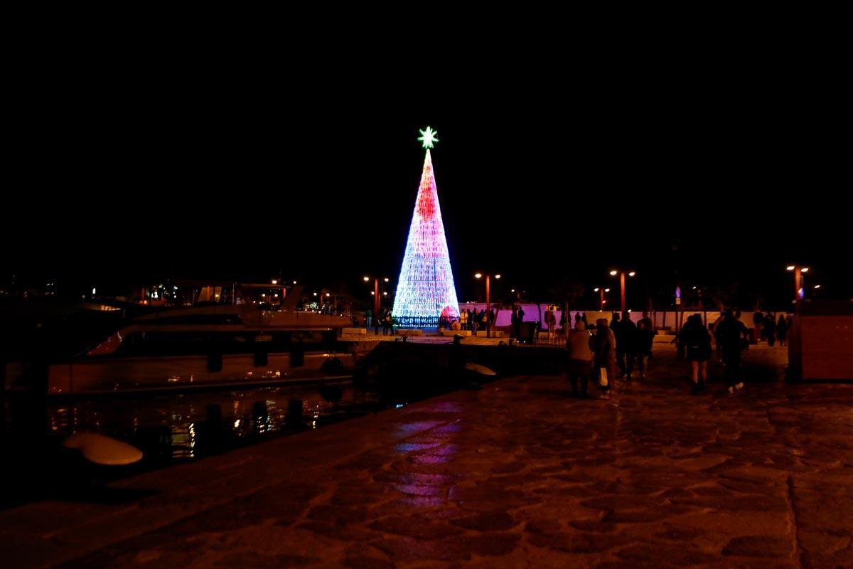 Galería: Juegos y risas en el túnel de luces del puerto de Ibiza