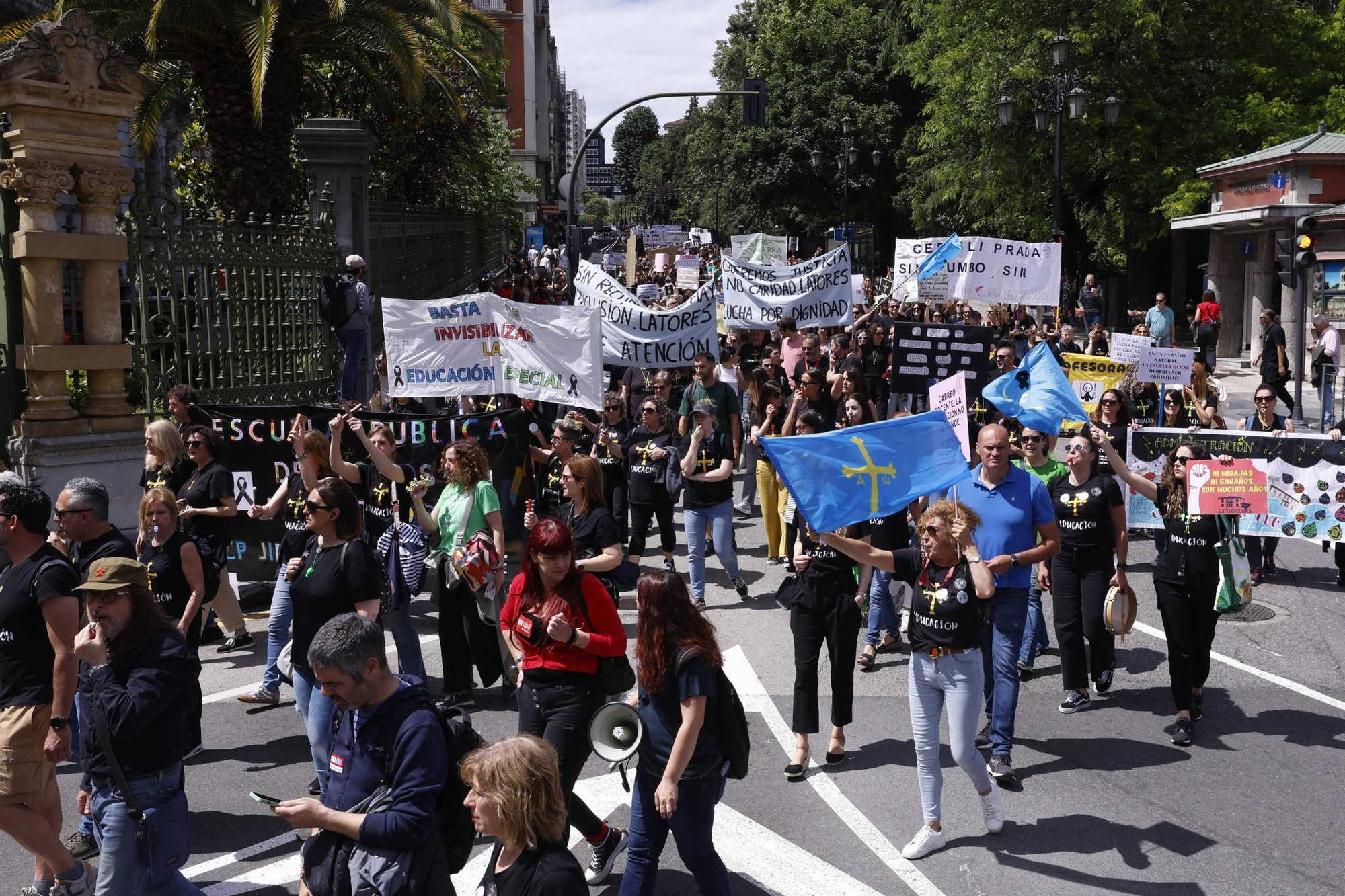 EN IMÁGENES: Cientos de profesores se manifiestan en Oviedo en la cuarta jornada de huelga