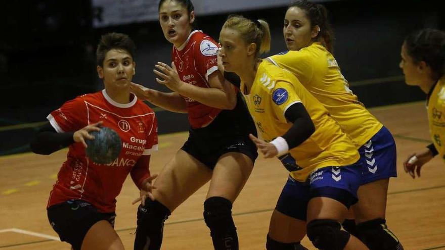 Cecilia Cacheda, con la pelota, durante un partido en O Porriño. // Ricardo Grobas