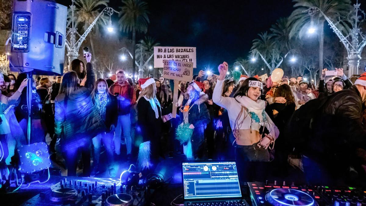 Protesta de negacionistas contra las restricciones por la pandemia en el Arc de Triomf, este jueves.