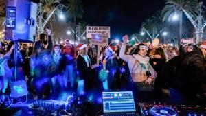 Protesta de negacionistas contra las restricciones por la pandemia en el Arc de Triomf, en 2021.