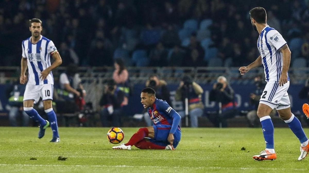 Neymar, caído sobre el césped de Anoeta