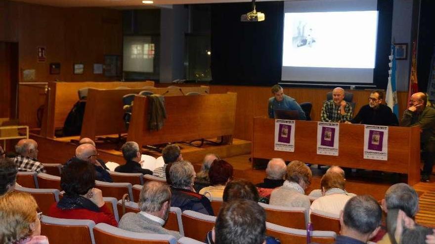Sito Malvido, Xoán Chillón, Pepe Pereiro y Héitor Mera, en la mesa, en la presentación. // Gonzalo Núñez