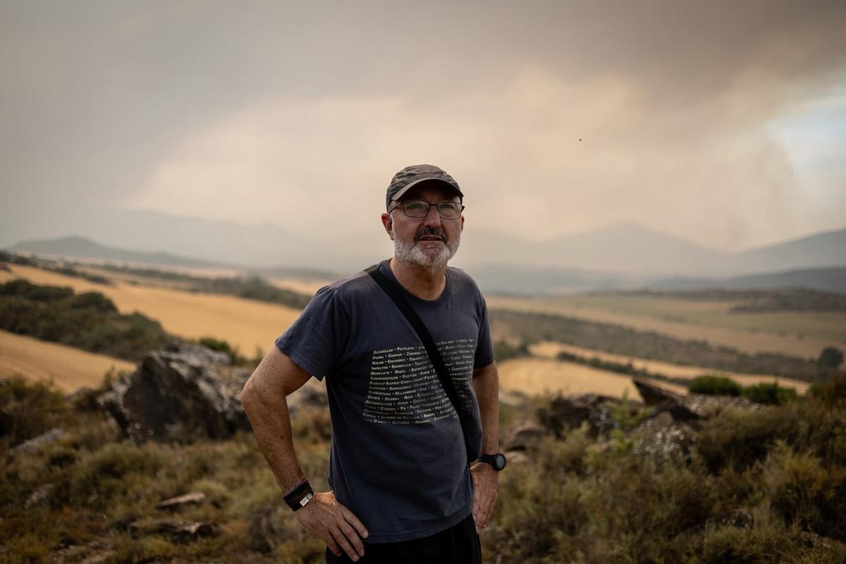 Ángel López Gascón, en el rebautizado como mirador de la desgracia, una loma de Arrés desde la que se ve el paso del incendio.