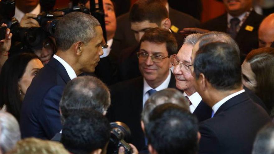 Histórico saludo entre Obama y Raúl Castro